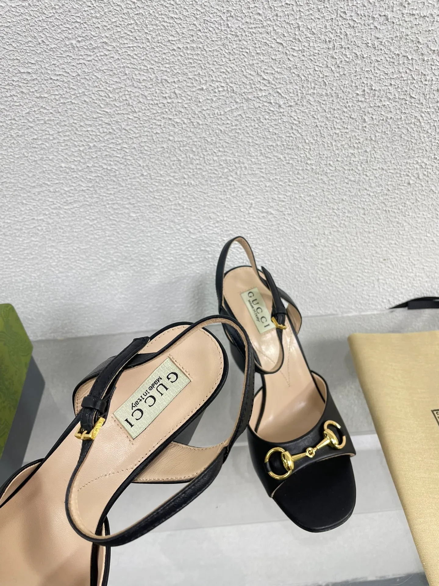 👟👟Ex-factory price 520👟👟 Classic Gucci sandals 💰 Popular 🔥 single product brown, upper made of lambskin, classic logo💪 Exquisite double G diamond buckle hardware, Italian imported genuine leather outsole💯 Sheepskin lining, feet, classic hardware buckle, original custom code number: 35 36 37 38 39 40 41 42 (order 40 41 42) with original packaging